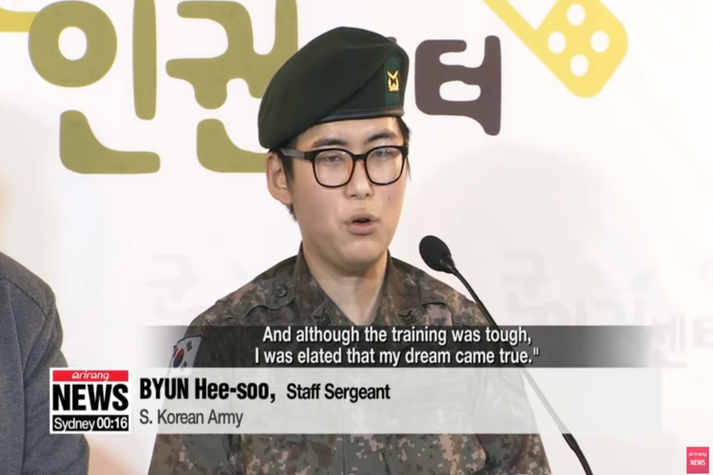 遭南韓陸軍以身心殘障為由強制除役的變性士官卞熙洙，日前被發現在家中死亡。（圖片擷取自阿里郎電視台）